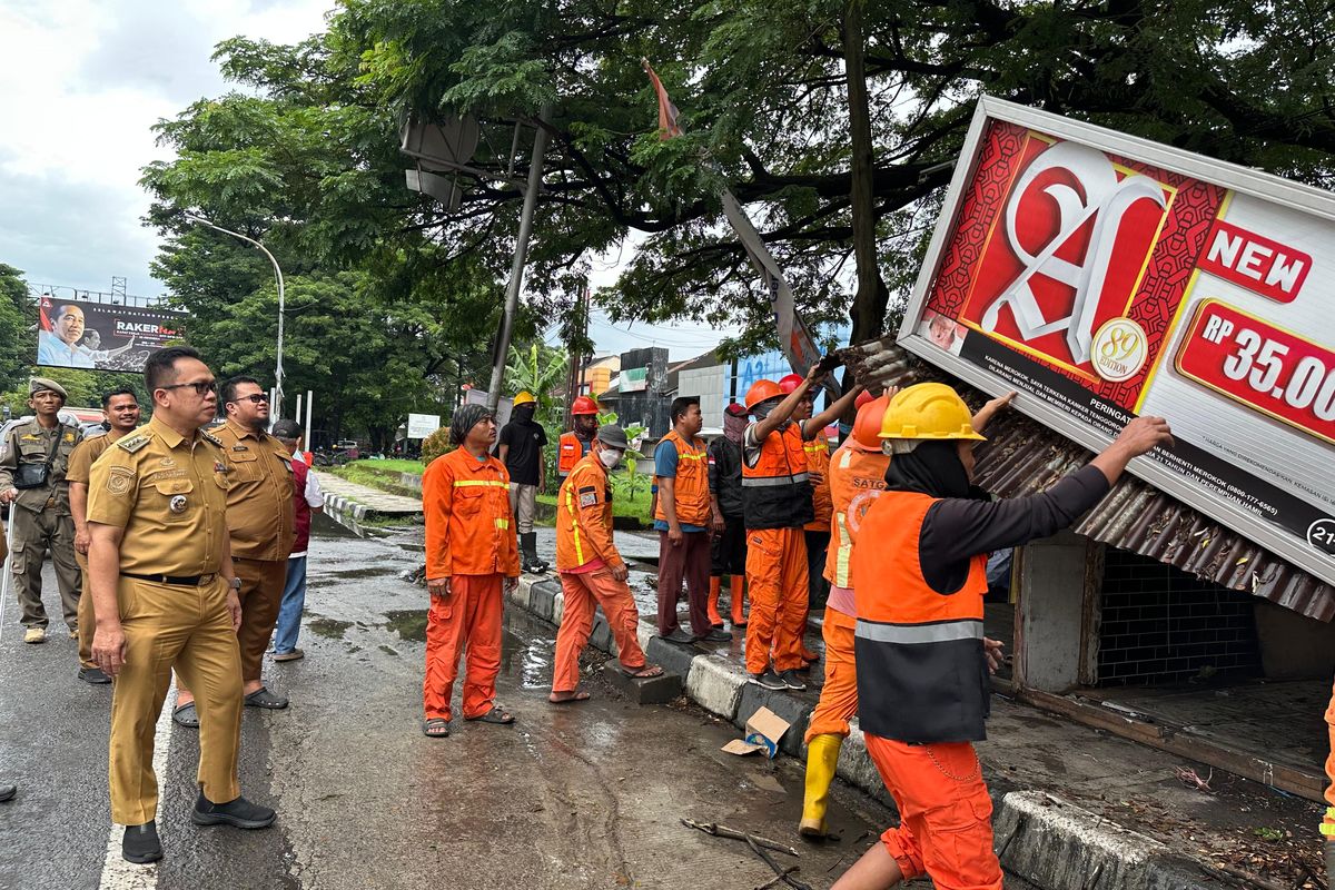 Wali Kota Makassar Munafri Arifuddin meninjau penertiban bangunan liar sebagai bagian dari penataan kota dan penyiapan relokasi PKL.