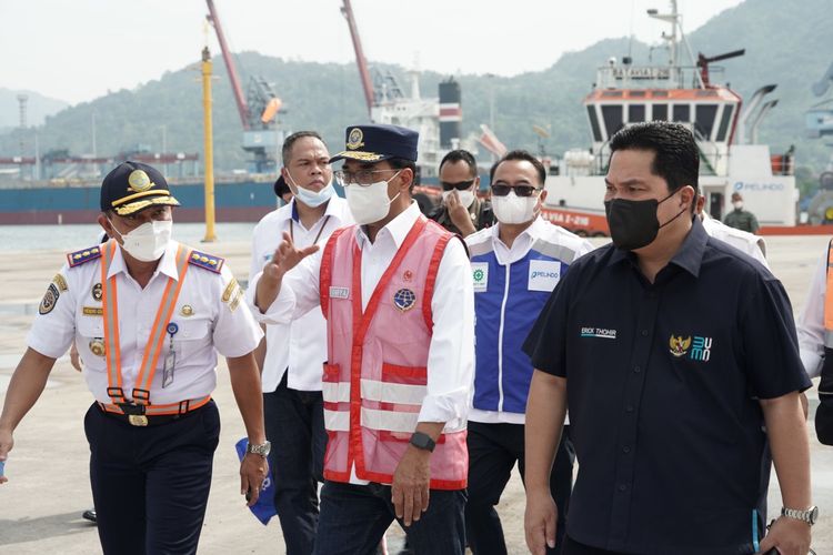 Menteri BUMN Erick Thohir bersama Menteri Perhubungan Budi Karya Sumadi meninjau kesiapan Pelabuhan Panjang, Lampung untuk menjadi alternatif pelabuhan pada arus balik, Rabu (4/5/2022). 