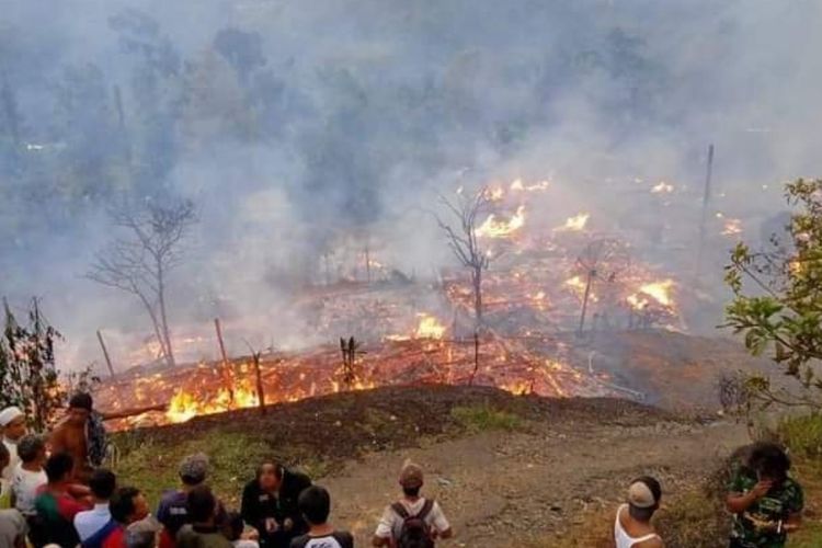 Puluhan rumah hangus terbakar di Dusun Cengkuk, Desa Margalaksana, Kecamatan Cikakak, Sukabumi, Jawa Barat, Kamis.(8/10/2020).