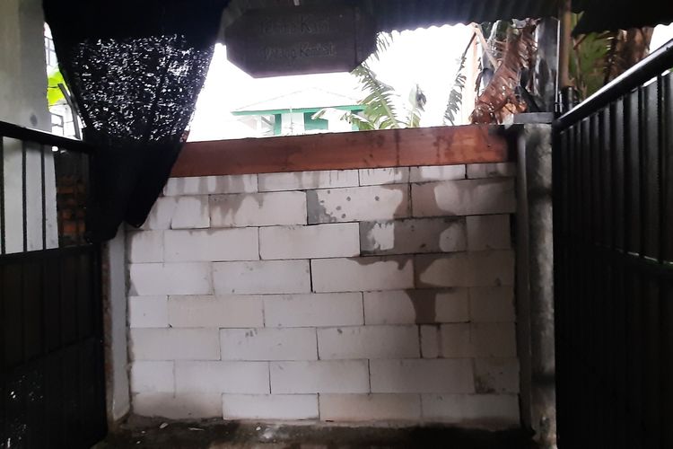 Puluhan rumah di wilayah RT 011 RW 007 Kelurahan Jatinegara, Kecamatan Cakung, Jakarta Timur, kehilangan akses jalan akibat pembangunan tembok SMKN 69 Jakarta. Salah satu warga yang terdampak ialah Bresman Marbun (69).