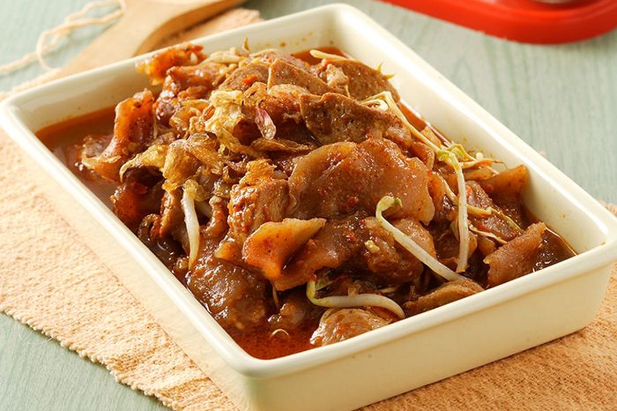 Seblak dengan bumbu kuah rendang. 