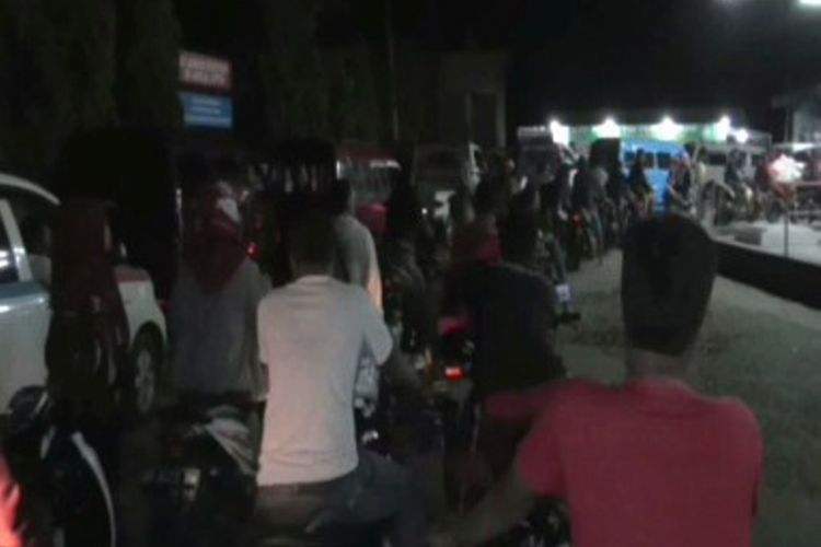 Sejak sepekan terakhir BBM Langka di Sulawesi Barat, kendaraan antre di SPBU hingga subuh. Suasana SPBU pada Sabtu (8/12/2018).