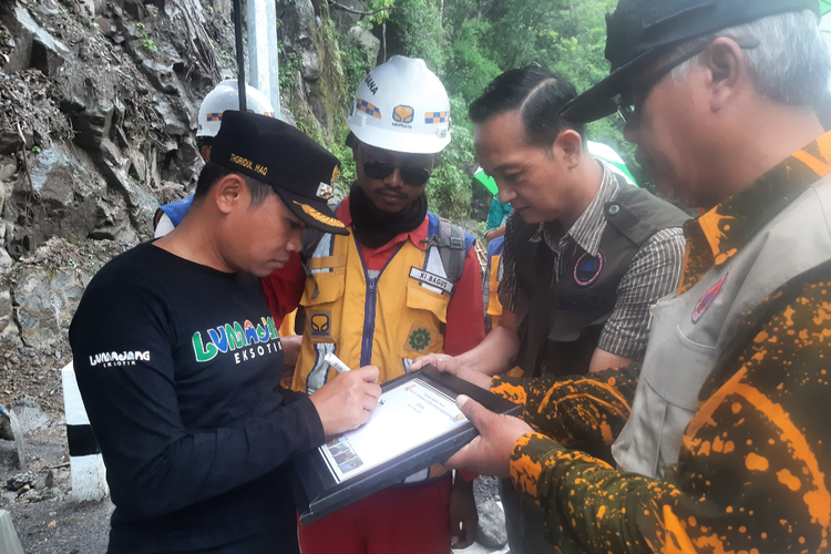 Bupati Lumajang Thoriqul Haq menuliskan testimoni usai mencoba melewati Jembatan Gantung Gladak Perak, Selasa (19/4/2022)