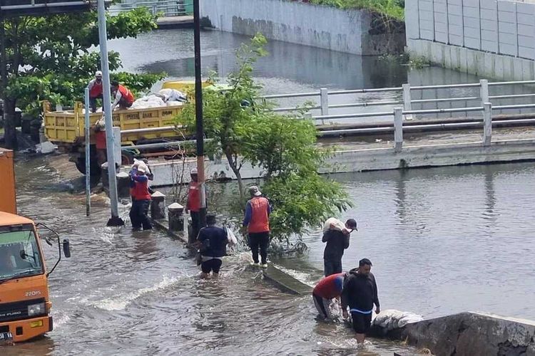 Dinas Pekerjaan Umum (DPU) Kota Semarang menerjunkan tim untuk menanggulangi banjir di Kaligawe, Selasa (3/1/2023).