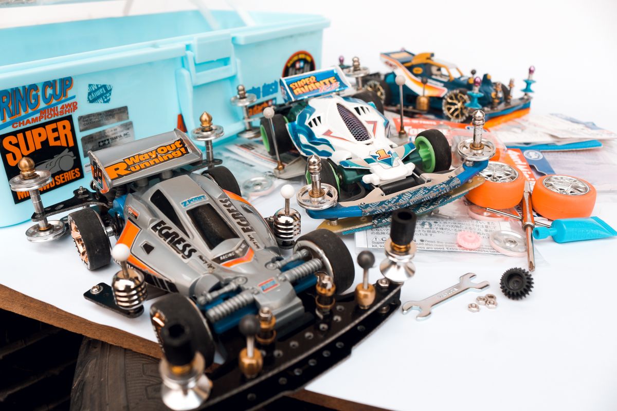 Fenomena Kidult di Indonesia: Bapak-Bapak Gila Mainan Tamiya dan Beyblade