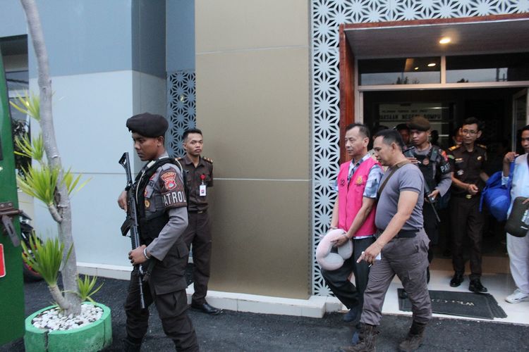 Tersangka YN saat dibawa ke Lapas Kelas II B Dompu, Kamis (14/11/2024).