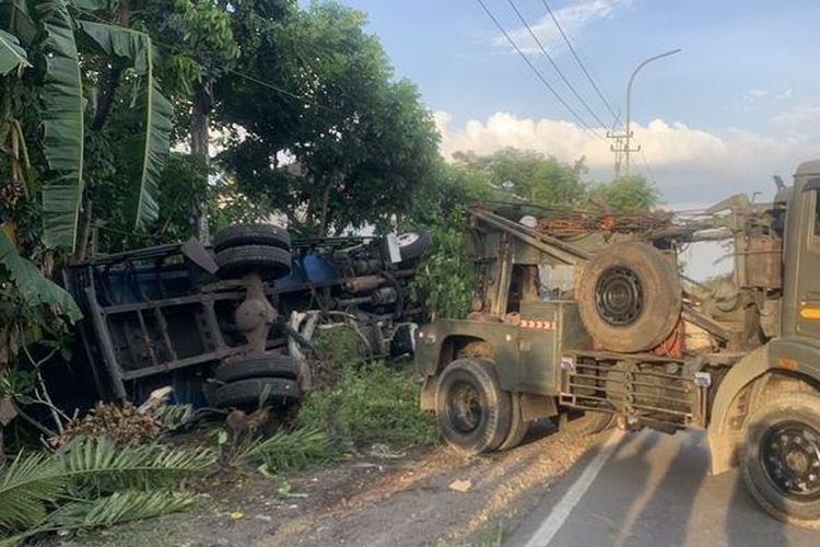 Truk terguling usai mengalami kecelakaan di Cianjur, tepatnya di Kampung Waas, Desa Bojong, Kecamatan Karangtengah, Jumat (25/10/2024). Insiden ini menewaskan seorang pelajar dan melukai dua orang. Ketiganya merupakan satu keluarga yang mengendarai sepeda motor.