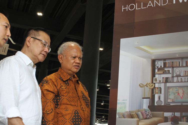 Direktur Marketing Holland Village Andry Sudjono, Direktur PT Lippo Karawaci Ivan Budiono, dan CEO Holland Village Jakarta Ketut Budi Wijaya di HVX Lifestyle Center @ Holland Village Cempaka Putih, Jakarta Pusat (7/10/2018).  