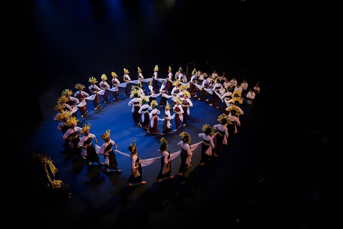 Pertunjukan Palegongan Satua Calonarang dipentaskan Bengkel Tari AyuBulan di Teater Salihara Jakarta, Minggu (9/11/2025)