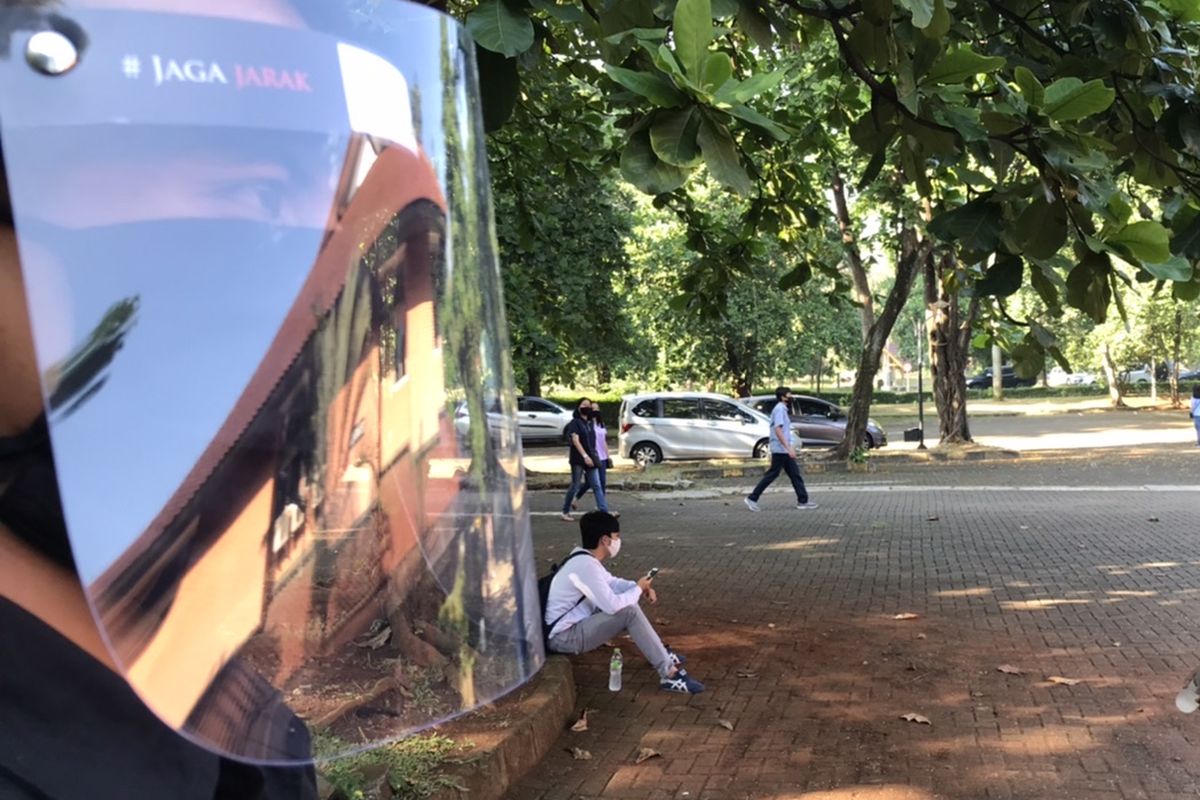 Petugas keamanan mengamankan pelaksanaan UTBK SBMPTN 2020 di Gedung VII Fakultas Ilmu Pengetahuan Budaya Universitas Indonesia (FIB UI), Depok, Jawa Barat, Minggu (5/7/2020). UI merupakan salah satu tempat pelaksanaan UTBK SBMPTN 2020.