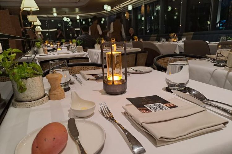 Suasana interior A.RA.SA yang elegan dan hangat, siap menyambut tamu dengan pengalaman bersantap Istimewa di Ascott Menteng Jakarta. (KOMPAS.com/Yakob Arfin T Sasongko)