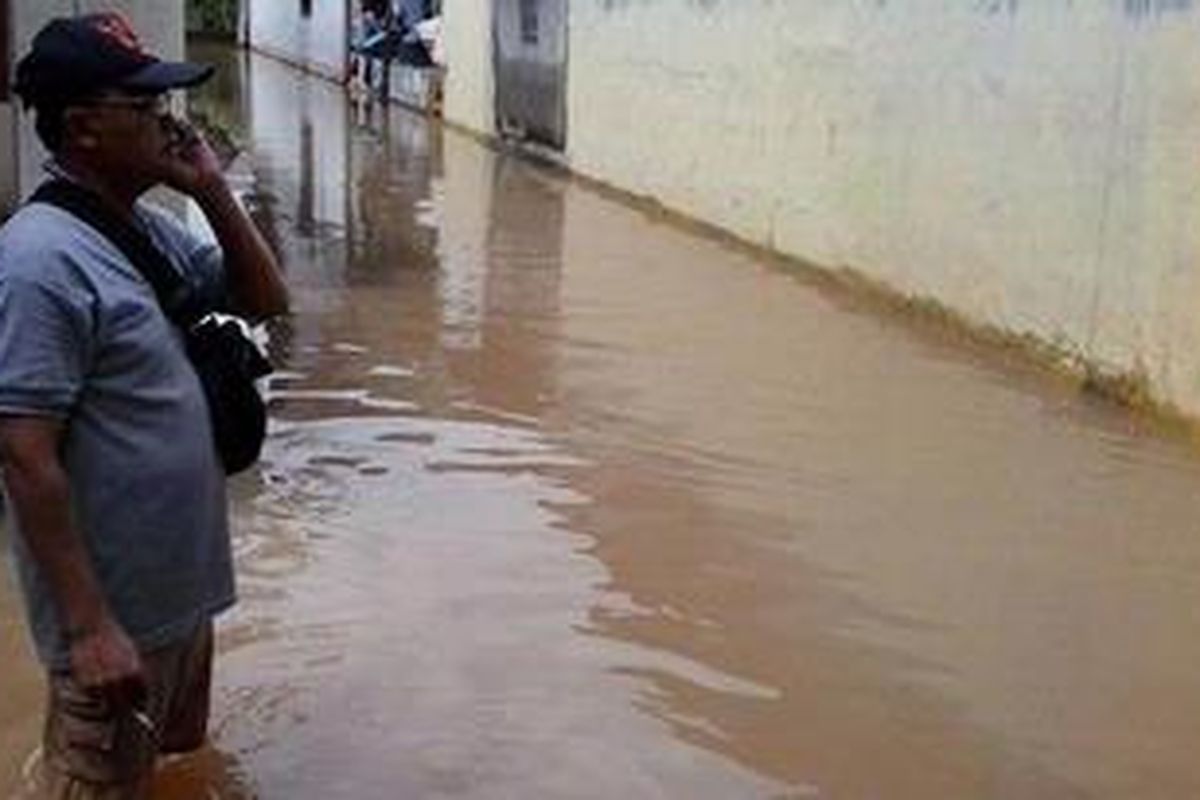 Banjir Kampung Rambutan, Ciracas, Jakarta Timur mulai surur. Ketinggian air berkisar pada 85 cm. Sebelumnya, banjir menggenangi wilayah ini dengan ketinggian lebih dari 1 meter.