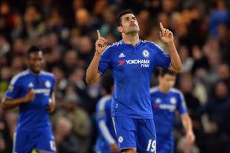 Penyerang Chelsea, Diego Costa, melakukan selebrasi usai membobol gawang Watford pada laga lanjutan Premier League di Stadion Stamford Bridge, Sabtu (26/12/2015).