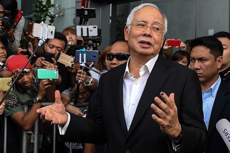 Mantan PM Najib Razak usai menjalani pemeriksaan di Komisi Anti-Korupsi Malaysia (MACC) in Putrajaya pada 24 Mei 2018.
