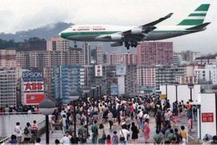 Anda bisa melihat ke dalam ruang tamu apartemen seseorang dari dalam sebuah pesawat terbang yang lepas landas atau mendarat di bandara Kai Tak, Hongkong.
