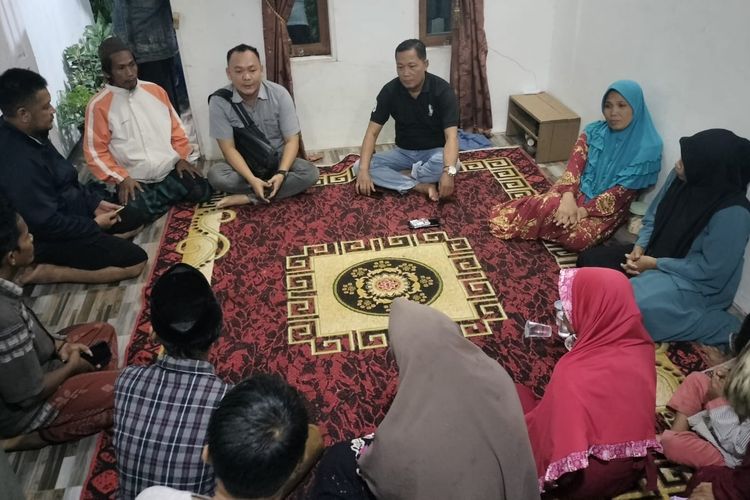 Anggota DPRD Kabupaten Kubu Raya, Kalimantan Barat (Kalbar) Zabur (52) meninggal dunia akibat tersengat arus listrik di rumahnya, Jalan Parit Arjuna, Kecamatan Sungai Ambawang, Kabupaten Kubu Raya, Selasa (23/4/24) sore.