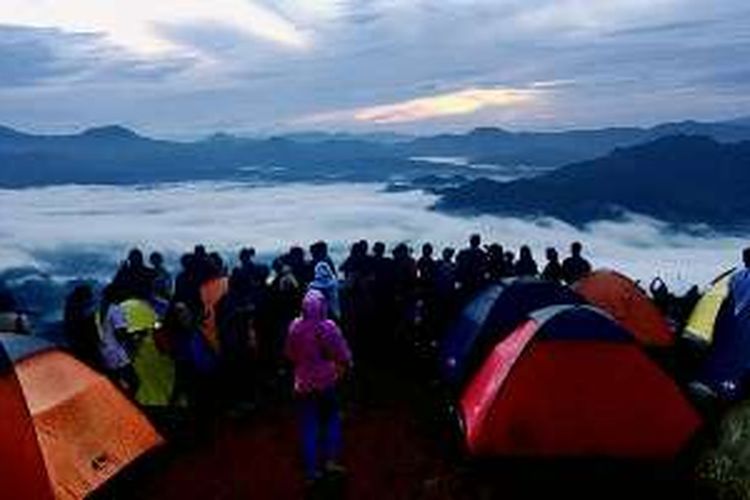 Pengunjung memadati sebuah pelataran di To'tombi di dataran tinggi Lolai, Toraja Utara, Sulawesi Selatan. Mereka berkumpul menyaksikan gumpalan kabut tebal serupa awan yang menutup lembah setiap pagi di kawasan itu. Lolai dengan pemandangan kabut kini menjadi magnet baru wisata Toraja dan dikenal dengan sebutan 'Negeri di Atas Awan'.