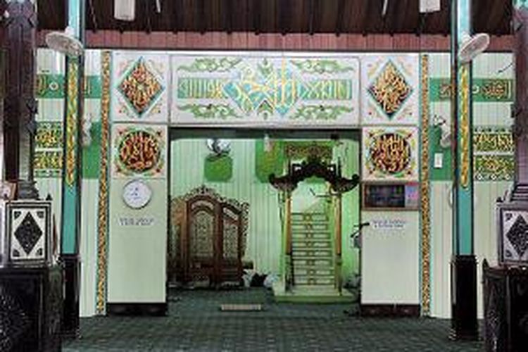 Bagian dalam Masjid Sultan Suriansyah di Kelurahan Kuin Utara, Banjarmasin Utara, Kota Banjarmasin, Kalimantan Selatan, akhir Juni. Masjid tertua di Kalimantan Selatan yang dibangun pada tahun 1526 itu juga menjadi obyek wisata sejarah dan religi di Banjarmasin.
 
 