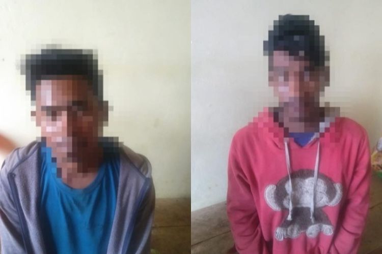 Dua orang pria asal Lhokseumawe yang diduga pelaku pencurian besi sebuah jembatan yang menghubungkan Takengon-Bireuen di Kampung Gemasih, Kecamatan Pintu Rime Gayo, Bener Meriah, Aceh, saat berada di Mapolsek Pintu Rime Gayo, Selasa (12/2/2022).