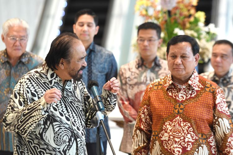 Ketua Umum Partai Nasdem Surya Paloh (kiri) bersama Ketua Umum Partai Gerindra Prabowo Subianto (kanan) memberikan keterangan pers usai menggelar pertemuan di DPP Partai Nasdem, Jakarta, Rabu (1/6/2022). Pertemuan yang berlangsung hampir lima jam tersebut salah satunya membahas mengenai kemajuan bangsa dan negara. ANTARA FOTO/Hafidz Mubarak A/nz