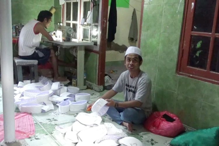 suasana produksi IKM Kopiah Desa Kediri, Lombok Barat