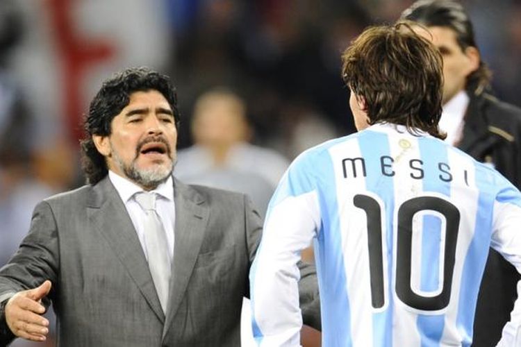 Ekspresi Diego Maradona (kiri) dan Lionel Messi setelah Argentina kalah dari Jerman pada perempat final Piala Dunia 2010 di Stadion Green Point, Cape Town, 3 Juli 2010.