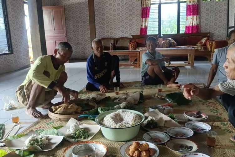 PMK: Warga di Kalurahan Pampang, Paliyan, Gunungkidul, DIY menggelar kenduri kesembuhan 3 ekor sapi dari PMK, Rabu (15/1/2025).