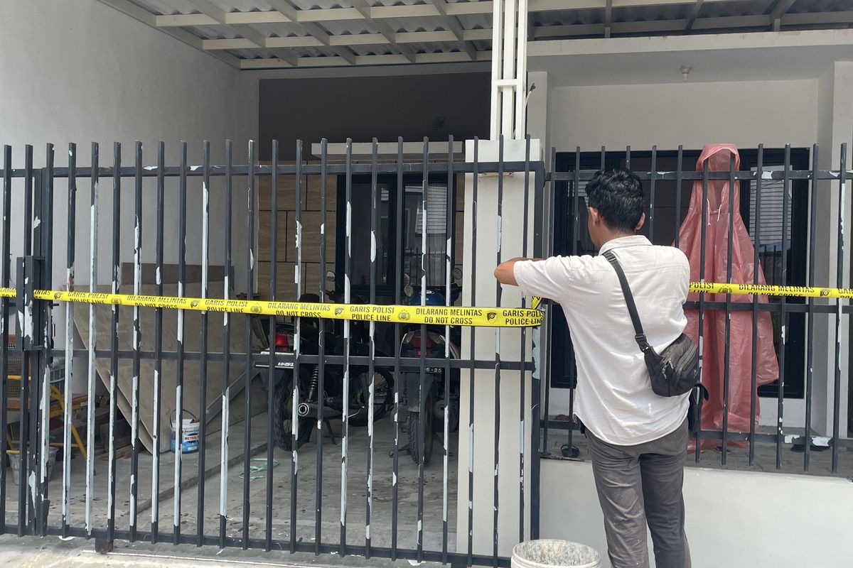 Polisi memasang police line di rumah korban yang mengalami luka sayatan di leher, Selasa (14/1/2025).
