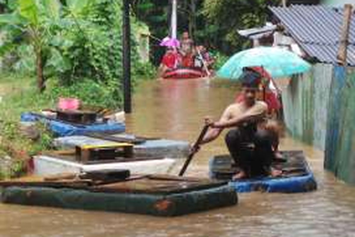 Pemukiman di Gang Arus Cawang, Jakarta Timur yang dekat dengan Ciliwung banjir setinggi 1,5 meter. Selasa (8/3/2016)