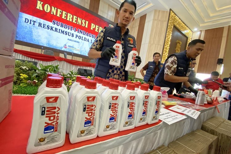 Botol-botol oli palsu dengan merek AHM MPX 1 yang disita Polda Lampung, Jumat (5/7/2024).