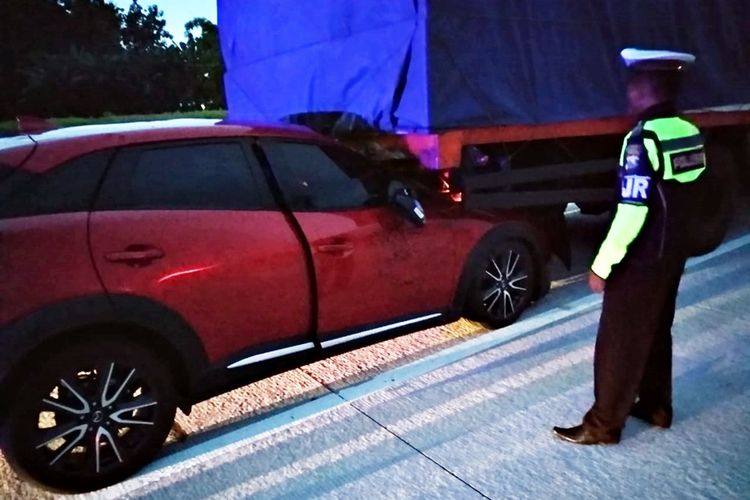 Mobil Mazda yang mengalami kecelakaan di jalur tol Ngawi ? Solo menabrak mobil truk yang mengangkut kayu. Akibat kecelakaan tersebut, Jihansyah Kamal Pasa (20) putra dari Bupati Mojokerto Mustofa Kamal Pasa meninggal dunia.