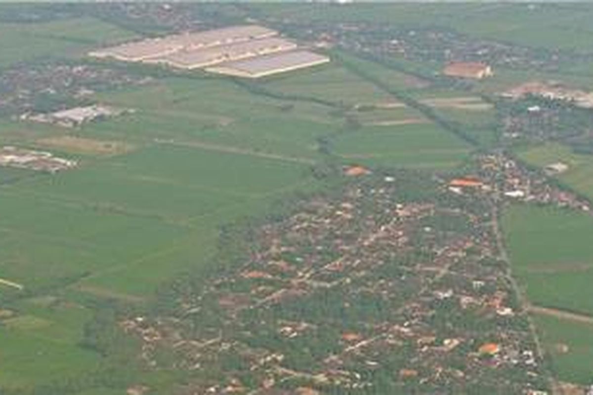 Lahan pesawahan menyusut dan berganti dengan perumahan dan kawasan industri