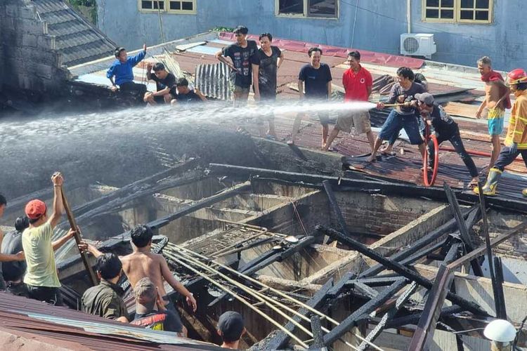 Anggota Damkar Makassar dibantu warga, saat memadamkan api yang menghanguskan 1 unit rumah di Jalan Pelita Raya 4 Lr 4 Kecamatan Rappocini, Kota Makassar, Sulsel, Kamis (29/6/2023).