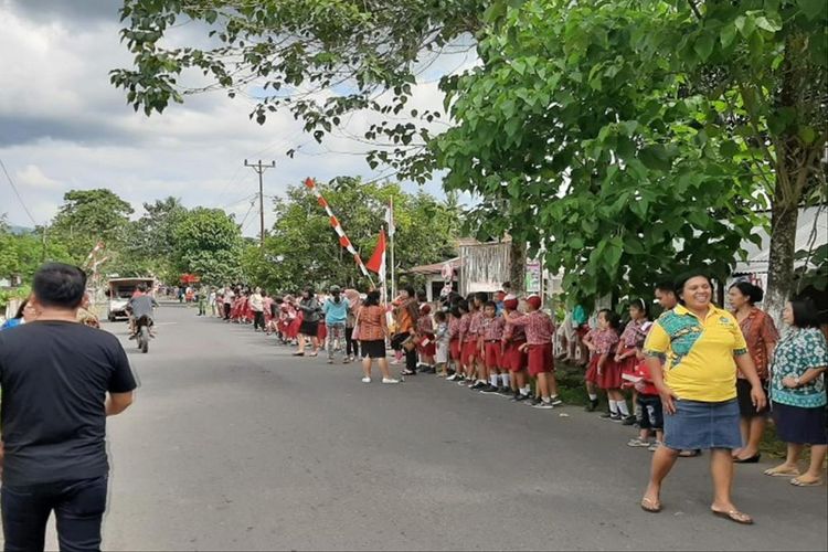 Antusias para siswa dan warga bertemu Presiden Joko Widodo, di Desa Wasian, Kecamatan Dimembe, Kabupaten Minahasa Utara, Provinsi Sulawesi Utara, Kamis (4/7/2019).