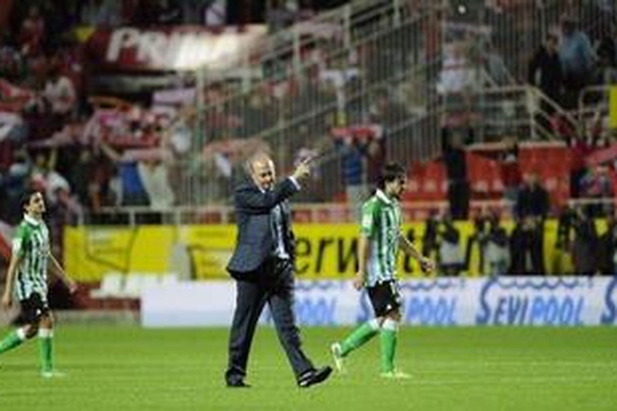Pelatih Real Betis, Pepe Mel (tengah), memasuki lapangan usai laga kontra Sevilla di Stadion Ramon Sanchez Pizjuan, Minggu (18/11/2012). Betis menyerah 1-5 dari Sevilla.