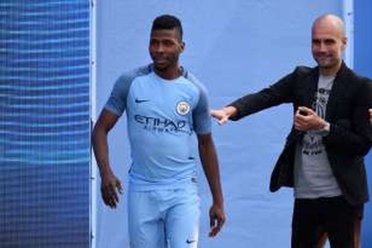 Penyerang Manchester City, Kelechi Iheanacho (kiri), berjumpa dengan manajernya, Josep Guardiola, di Akademi Sepak Bola City, Manchester, pada 3 Juli 2016.