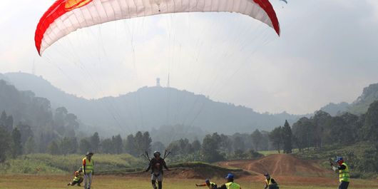 Penerbang Paralayang putra Indonesia Hening Paradigma menginjak target saat mendarat dalam babak ketiga ketepatan mendarat Asian Games 2018 di Gunung Mas Puncak, Bogor, Jawa Barat (21/8/2018). 