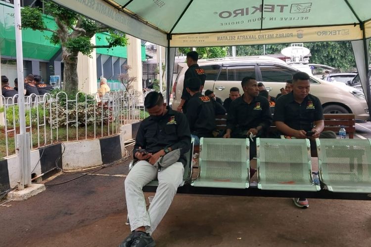 Sejumlah anggota Brigadir Mobile (Brimob) yang merupakan angkatan terdakwa Richard Eliezer atau Bharada E hadir di Pengadilan Negeri (PN) Jakarta Selatan, Rabu (25/1/2023) pagi. 