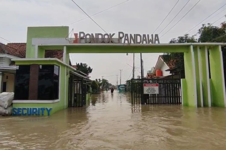sejumlah rumah di kompleks perumahan Pondok Pandawa Desa Junjang Wetan Kecamatan Arjawinangun Kabupaten Cirebon Jawa Barat terendam banjir pada Minggu (14/12/2025) siang.