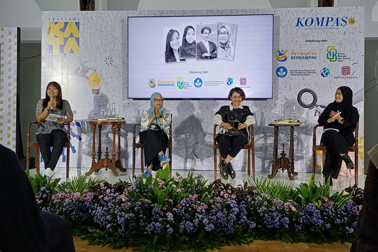 Festival Kata 2025 pada hari pertama menyajikan diskusi tentang kesehatan mental anak muda bertajuk ”Dari Kesepian Menjadi Harapan” bersama Ratna Sri Widyastuti (dua dari kiri), dr. Nova Riyanti Yusuf, dan Sasti Gotama di Bentara Budaya Jakarta, Jumat (17/10/2025).