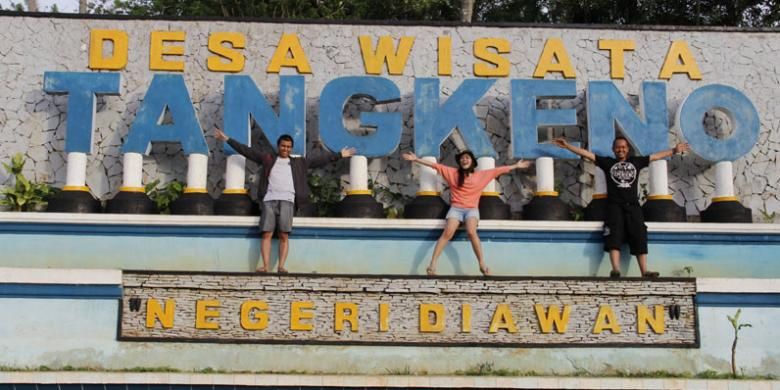 Desa wisata Tangkeno, di Kecamatan Kabaena Tengah, Kabupaten Bombana, Sulawesi Tenggara dijuluki Negeri di Awan karena berada di ketinggian 700 mdpl.