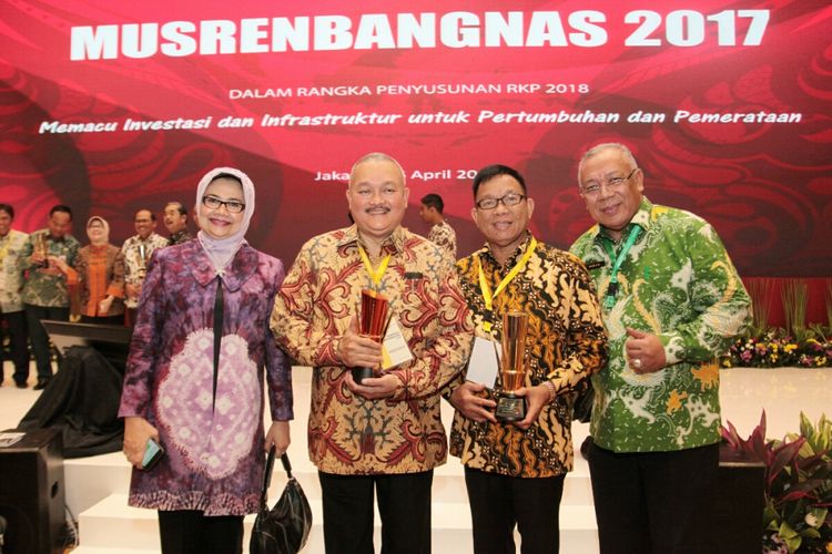Gubernur Sumatera Selatan Alex Noerdin setelah menerima penghargaan peringkat ketiga kategori provinsi dengan perencanaan terbaik di Jakarta.