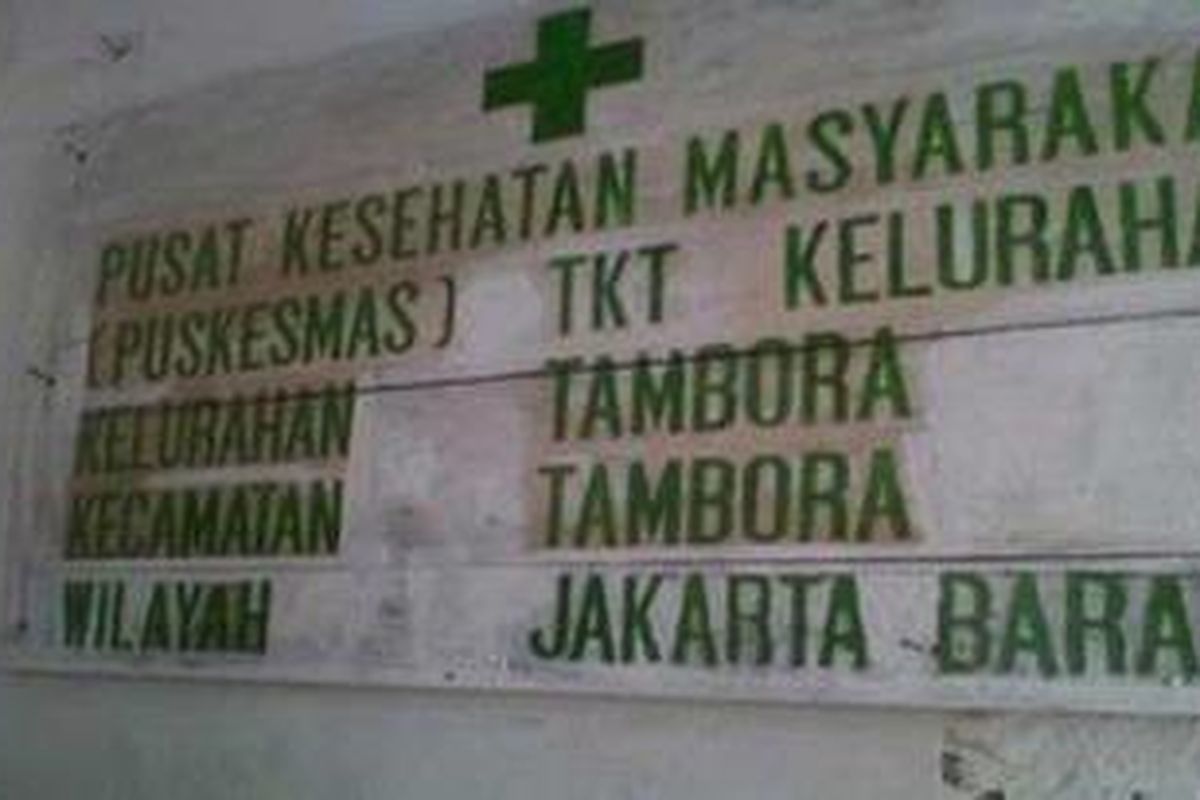 Papan Puskesmas Tambora yang dicat ulang menjelang kunjungan Gubernur DKI Jakarta Joko Widodo, Sabtu (10/11/2012).