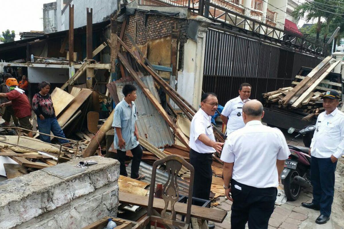 Warga membongkar sendiri bangunan liar yang didirikan di atas Kali Jelawe, Jalan Pakubuwono VI, Kebayoran Baru, Jakarta Selatan, Rabu (6/9/2017). 