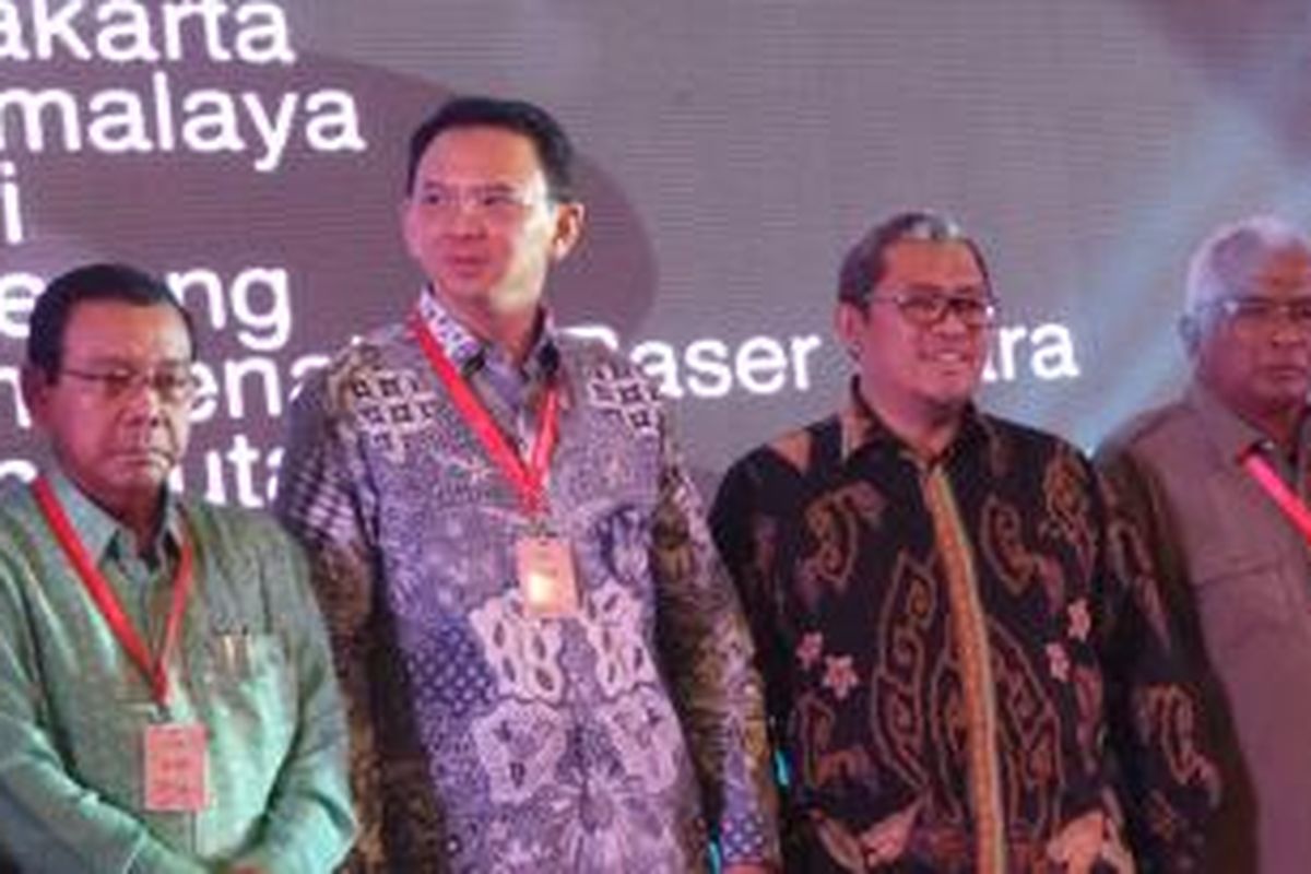 Gubernur DKI Jakarta Basuki Tjahaja Purnama dan Gubernur Jawa Barat Ahmad Heryawan, saat menerima National Prrocurement Awards 2015, di Balai Sudirman, Jakarta, Selasa (10/11/2015).