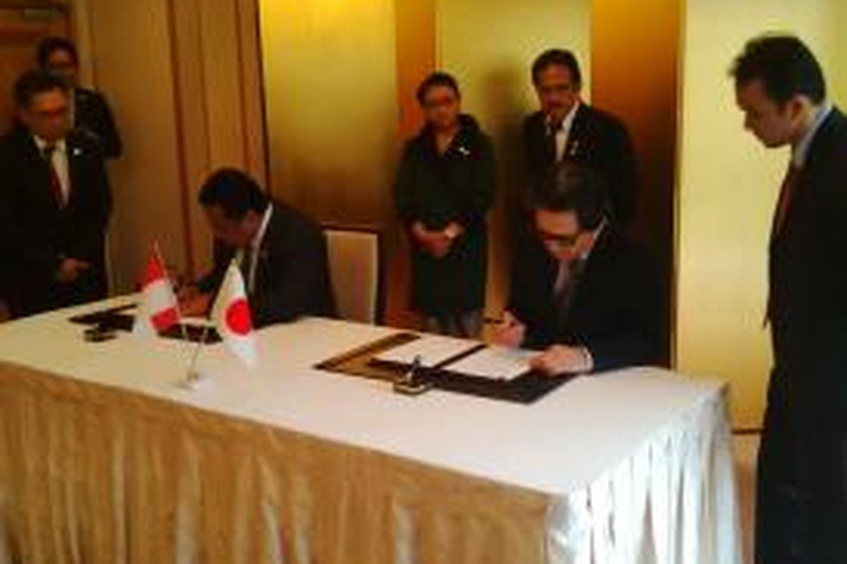 Menteri Perdagangan Rachmat Gobel menandatangani nota kesepahaman kerja sama peningkatan perdagangan dengan pihak Japan Export Trade Organization (Jetro), Senin (23/3/2015), di Hotel Imperial Tokyo. Penandatanganan disaksikan Menlu Retno LP Marsudi dan Menko Perekonomian Sofyan Djalil.