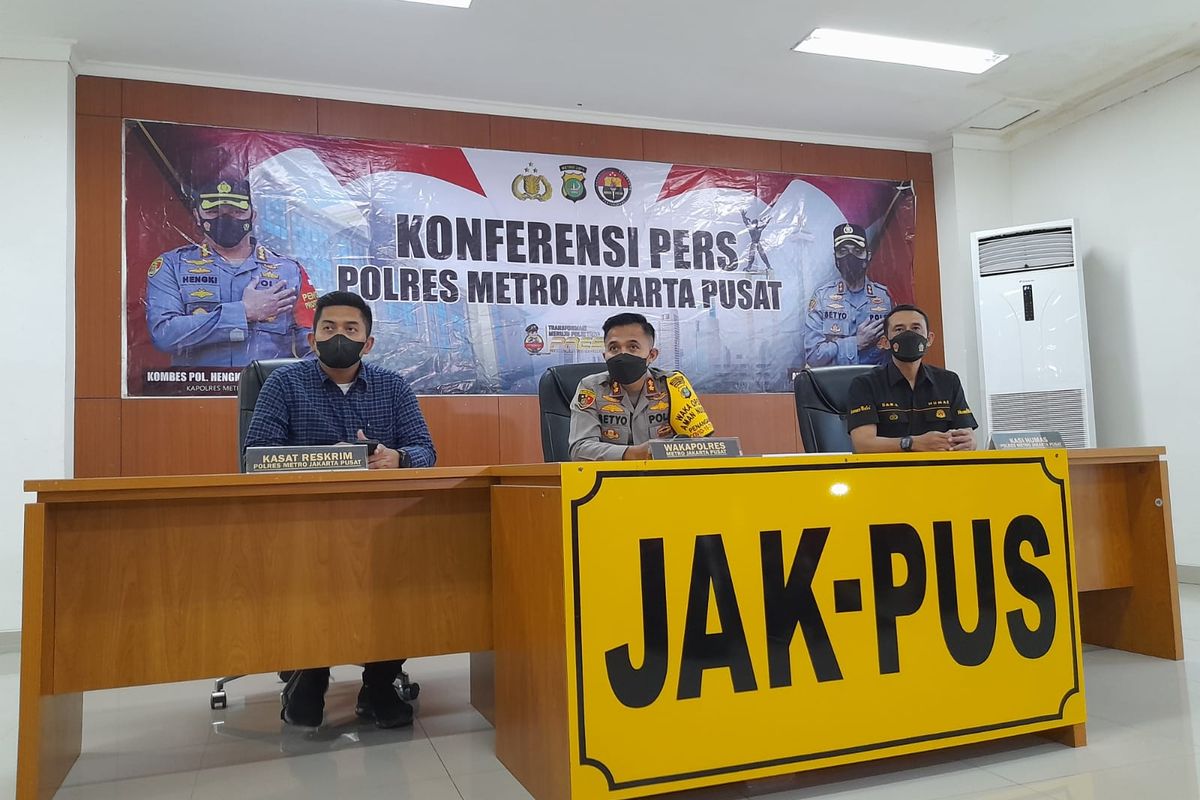Polres Metro Jakarta Pusat gelar konferensi pers terkait pembongkaran kasus pembakaran Pos Polisi di Pejompongan, Senin (12/4/2022).