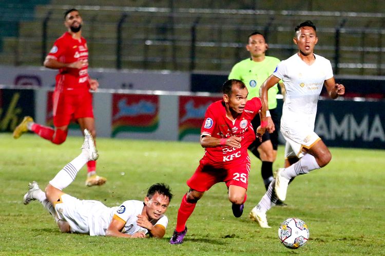 Pemain Persija Jakarta Riko Simanjutak berhasil melewati pemain Dewa United FC Dias Angga saat pertandingan pekan ke-16 Liga 1 2022-2023 di Stadion Sultan Agung Bantul, Selasa (20/12/2022) malam.