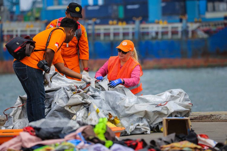 Tim dari Komite Nasional Keselamatan Transportasi melihat dan memilah barang-barang yang sudah dikumpulkan dari pesawat Lion Air JT 610 yang jatuh di perairan Karawang di JICT 2, Tanjung Priok, Jakarta Utara, Kamis (1/11/2018).