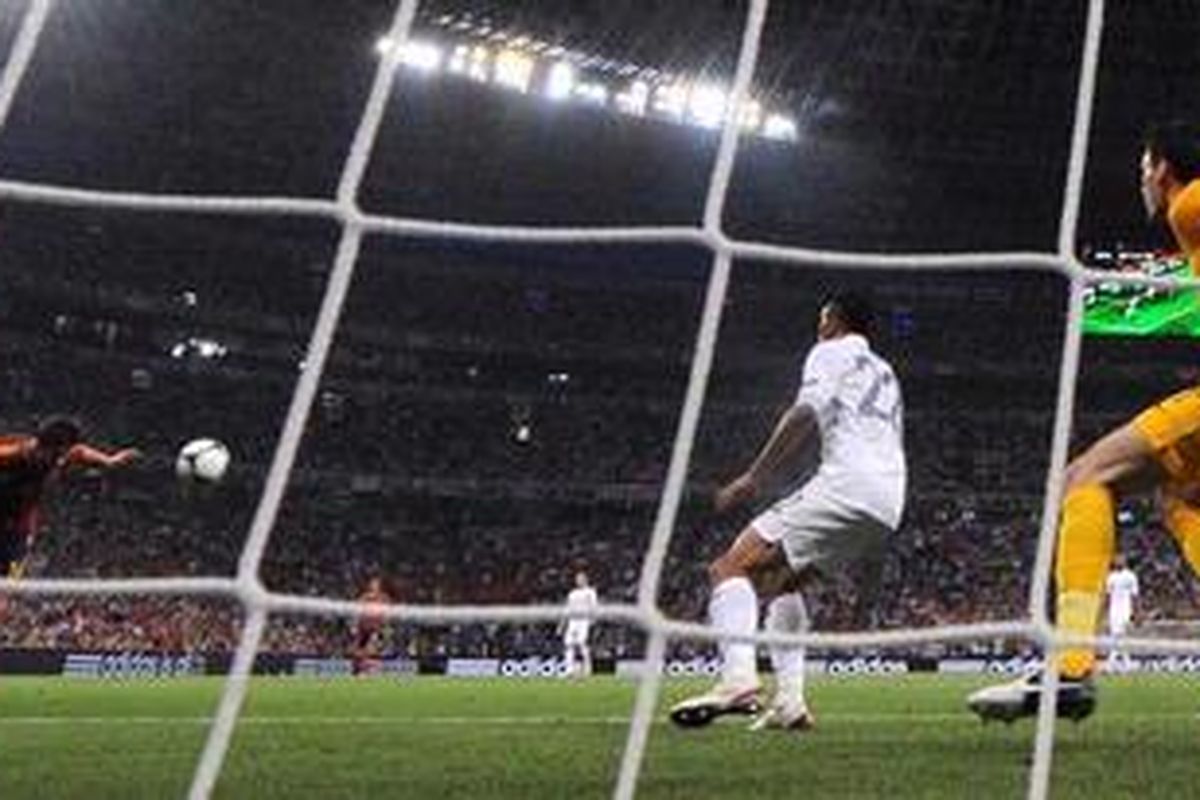 Gelandang Spanyol Xabi Alonso (kiri) menyundul bola melewati jangkauan kiper Perancis Hugo Lloris (kanan) dalam pertandingan perempat final Euro di Stadion Donbass Arena, Donetsk, Sabtu (23/6/2012). 